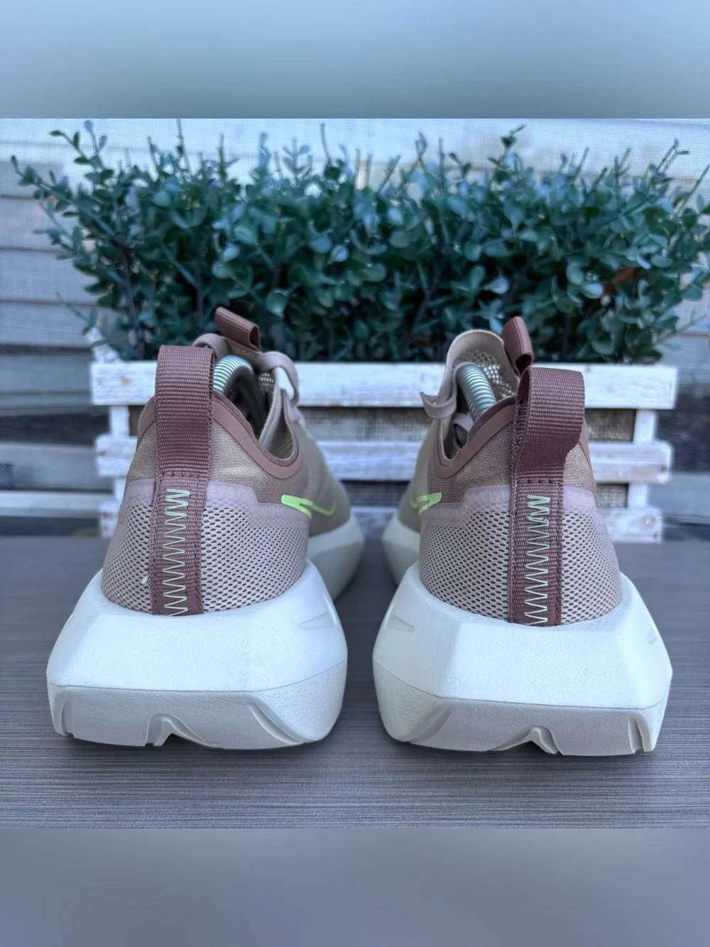 Nike Women's Vista Lite Fossil Stone Size 10 US